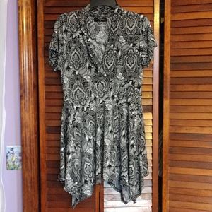 Woman's Top XL Black & White